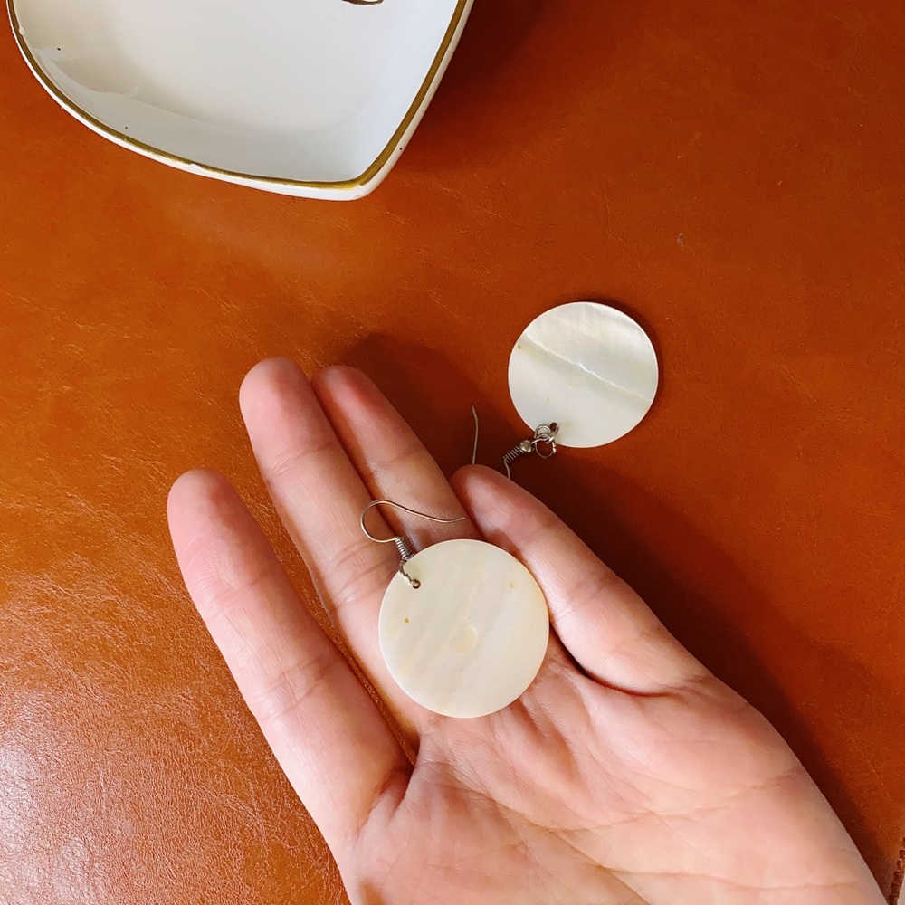 Shell Earings - Picture 4 of 4